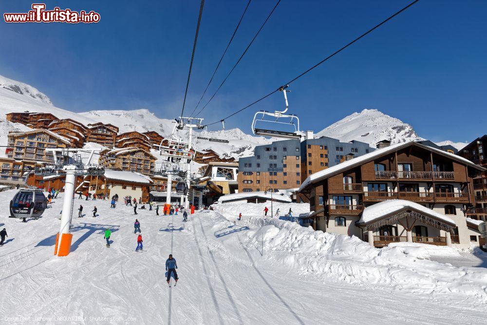 Immagine Seggiovia nello ski resort in Val Thorens, Francia. Siamo nel dipartimento francese della Savoia, in una delle stazioni più famose di Francia e di tutta Europa - © Jerome LABOUYRIE / Shutterstock.com