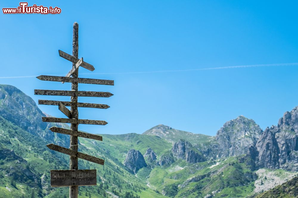 Immagine Segnale di crocevia dei picchi di montagna nella Valle Grana, provincia di Cuneo Piemonte.