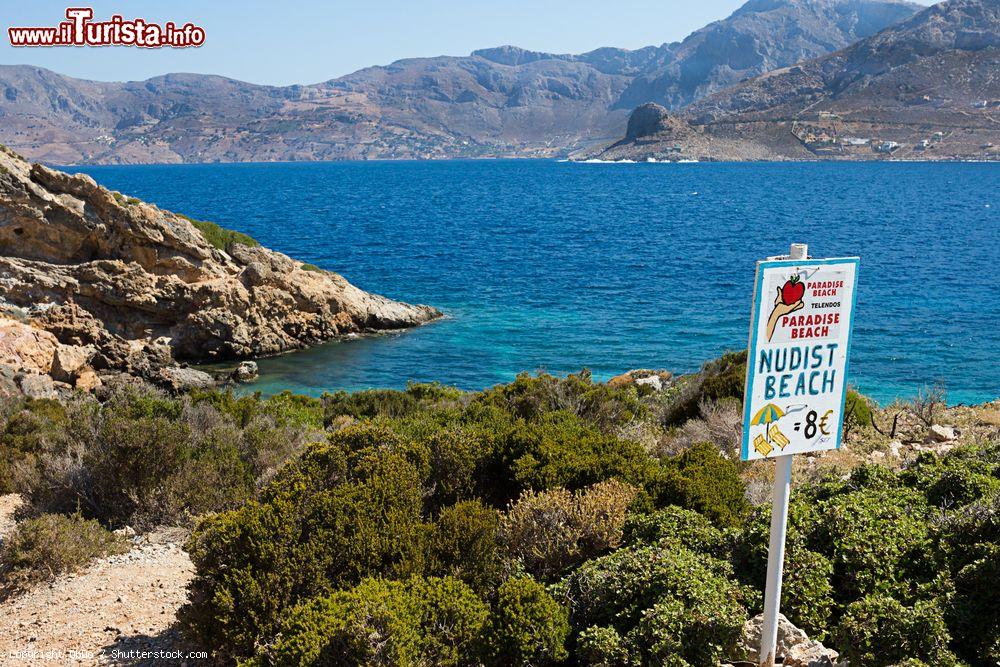Immagine Un segnale fatto a mano per la spiaggia nudista dell'isola di Telendos, Grecia, di fronte al villaggio di Myrties - © DbDo / Shutterstock.com