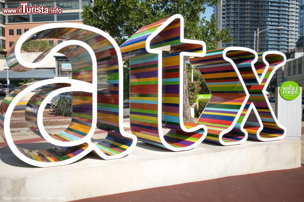 Immagine Segnaletica colorata di ATX a Austin, Texas: disegnata da Chase Meyers, la si può vedere all'angolo della Fifth and North Lamar fuori dal Whole Foods - © VDB Photos / Shutterstock.com