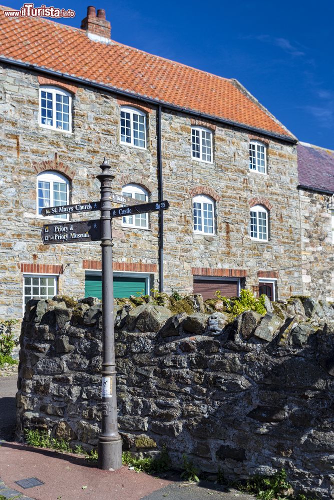 Immagine Segnaletica per i luoghi d'interesse a Lindisfarne (Inghilterra): l'isola viene chiamata anche Holy Island (Isola Santa). 