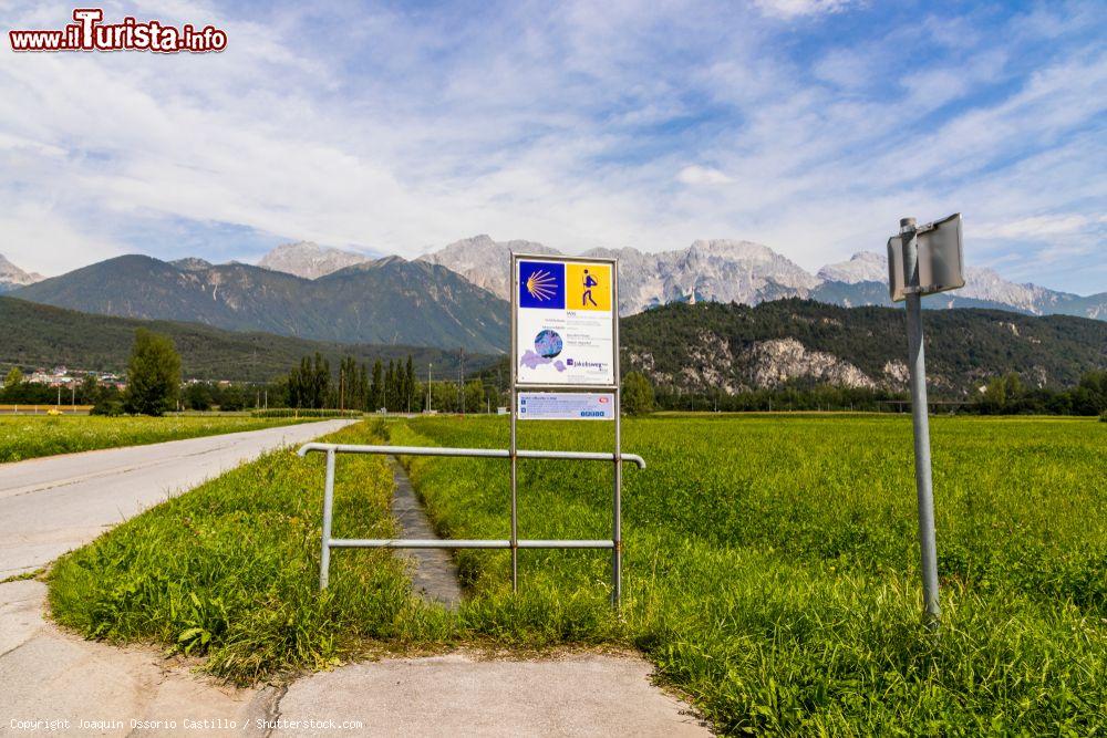 Immagine Segnaletica per il Cammino di Santiago nei pressi di Stams, Tirolo, Austria. Siamo nel distretto di Imst - © Joaquin Ossorio Castillo / Shutterstock.com