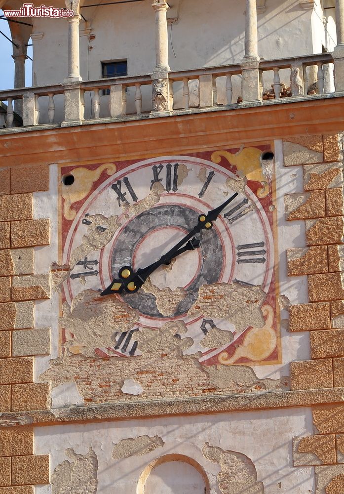 Immagine Segni del tempo a Mikulov, Repubblica Ceca. Il quadrante dell'orologio di una torre cittadina usurato dal trascorrere del tempo