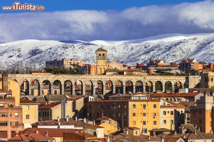 Immagine Centro storico e acquedotto a Segovia, Spagna - Una bella immagine dell'agglomerato antico di Segovia su cui spicca l'acquedotto romano che domina con i suoi archi l'ingresso della città. E' un'immensa opera di ingegneria idraulica costruita nel I° secolo all'epoca dell'imperatore Traiano © leoks / Shutterstock.com