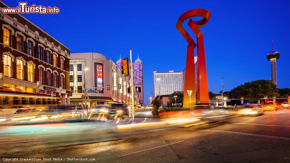 Immagine Semaforo e passaggio pedonale nei pressi della Torcia dell'Amicizia a San Antonio, Texas - © CrackerClips Stock Media / Shutterstock.com