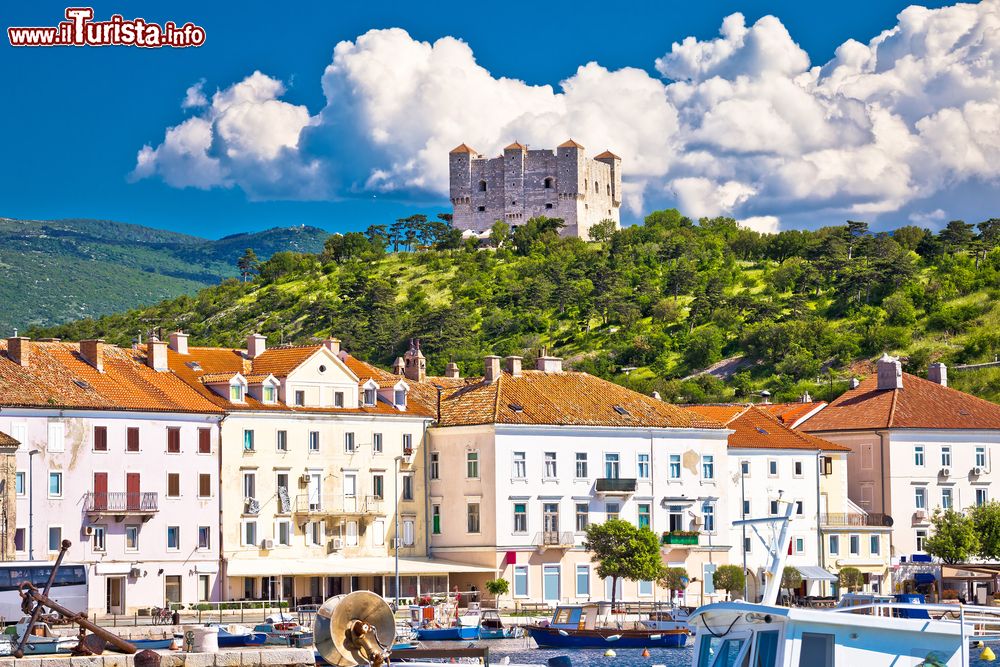 Immagine Senj con la fortezza di Nehaj sullo sfondo, Croazia. Il castello si trova fuori le mura in direzione sud dal porto.