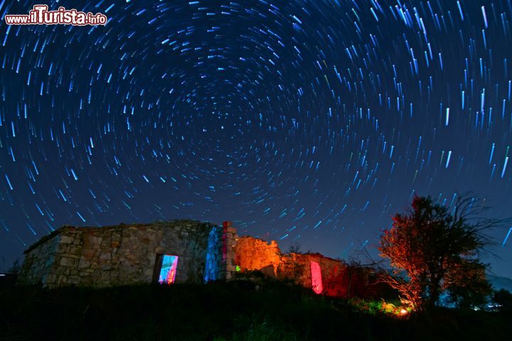 Immagine Sentiero di stelle sopra una casa di campagna a Palazzolo Acreide, Sicilia - © 340335542 / Shutterstock.com