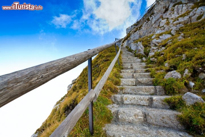 Immagine Il sentiero che porta a  cima Oberhaupt sul Monte Pilatus - © Yurchyks / Shutterstock.com