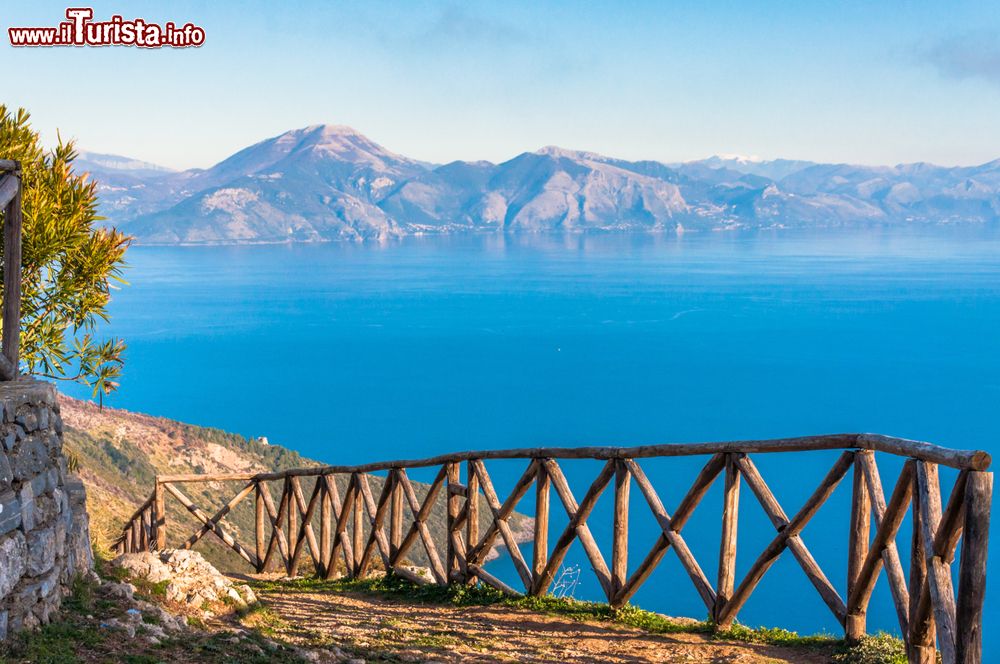 Immagine Sentiero sulle colline nei pressi di Sapri, Salerno, Campania. Siamo nel Parco Nazionale del Cilento, Vallo di Diano e Alburni.