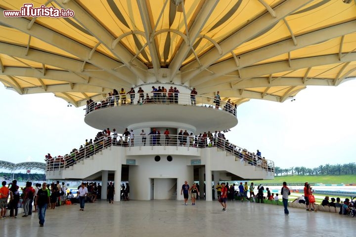 Immagine Circuito di Sepang: si trova circa 40 km a sud di Kuala Lumpur, proprio a fianco del KL International Airport. La struttura, realizzata negli anni Novanta, è estremamente moderna e ospita gare di Formula Uno e Moto GP.