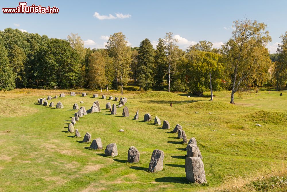 Immagine Sepolture di antica età a Anundhog, nei pressi di Vasteras, Svezia. Questa zona di sepolture ha un diametro di 60 metri e altezza di 9 metri; varia dall'età del bronzo a quella tarda del ferro. E' il tumulo seplocrale reale più grande della Svezia.
