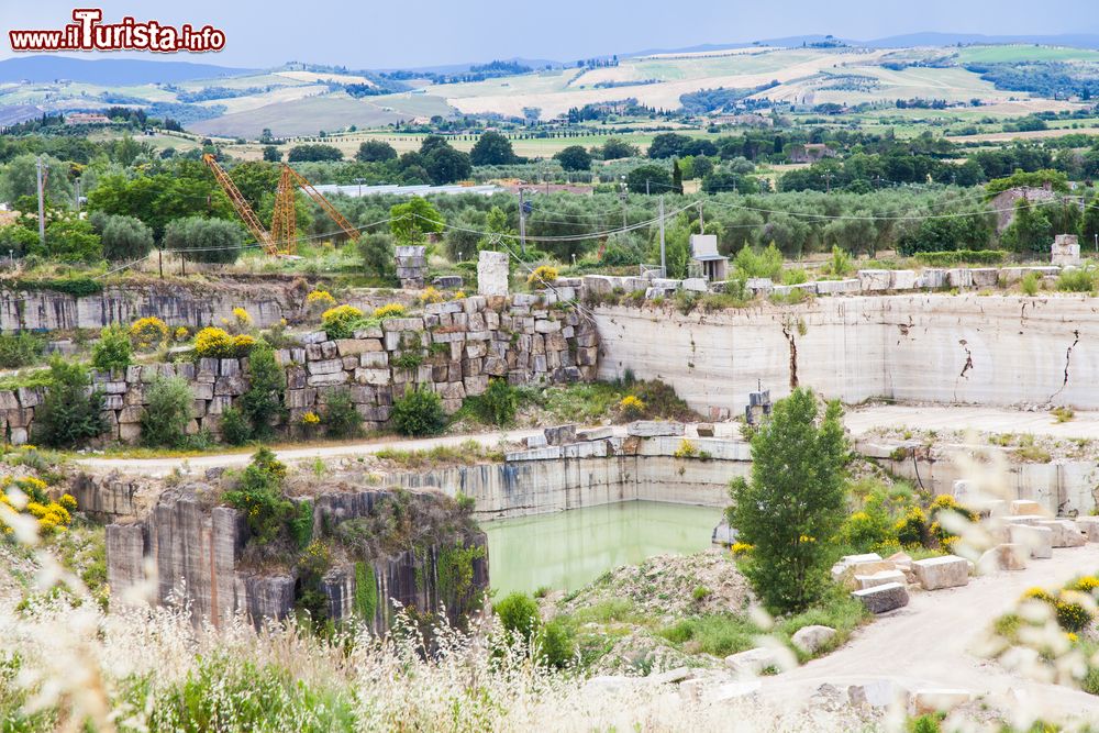 Immagine Serre di Rapolano, Siena: una cava di marmo travertino