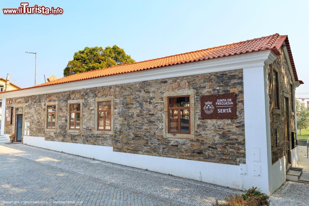 Immagine Serta, Portogallo: un restaurato edificio in pietra ospita oggi un museo etnografico - © ribeiroantonio / Shutterstock.com