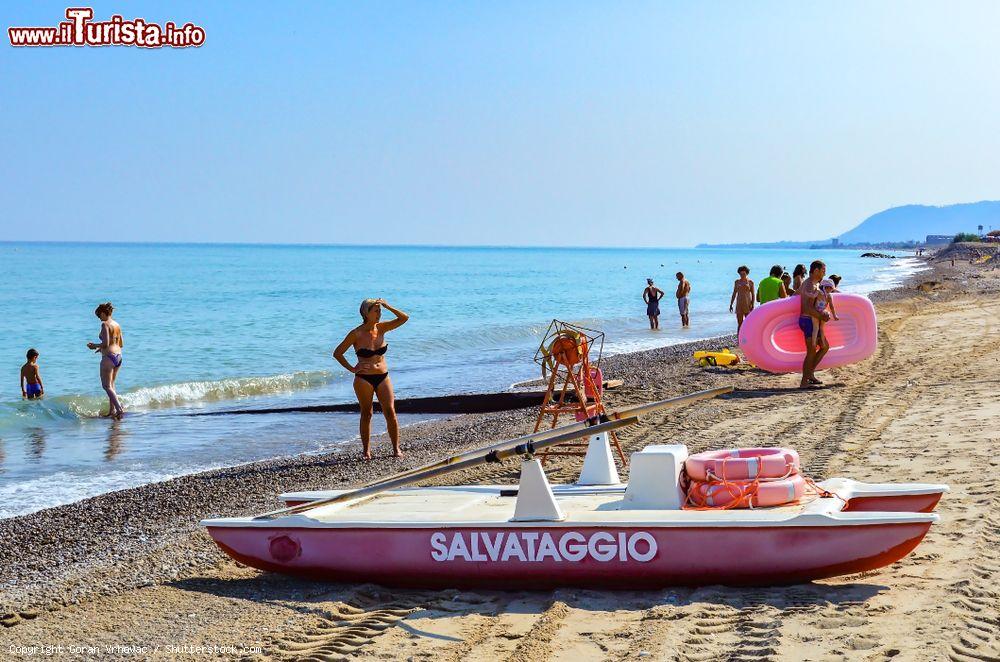 Immagine Servizio di salvataggio sulla spiaggia di Campofelice di Roccella in Sicilia. provincia di Palermo - © Goran Vrhovac / Shutterstock.com