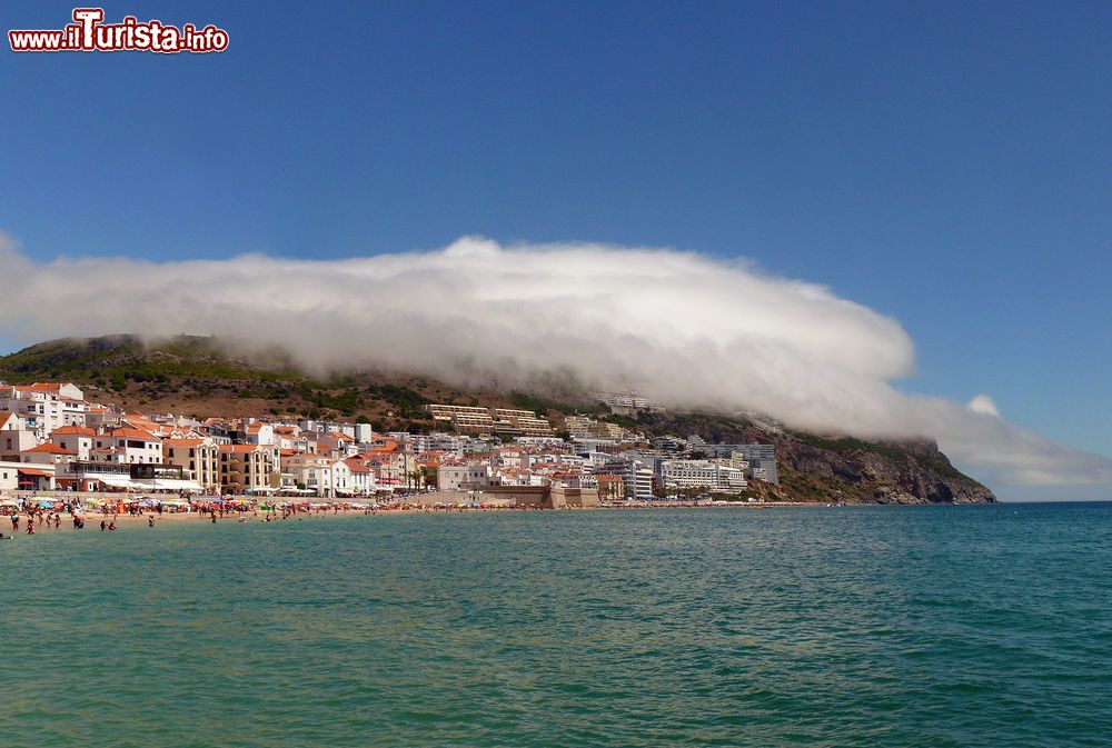 Immagine Sesimbra (Portogallo) e la sua spiaggia con una caratteristica formazione nuvolosa in una giornata di sole.