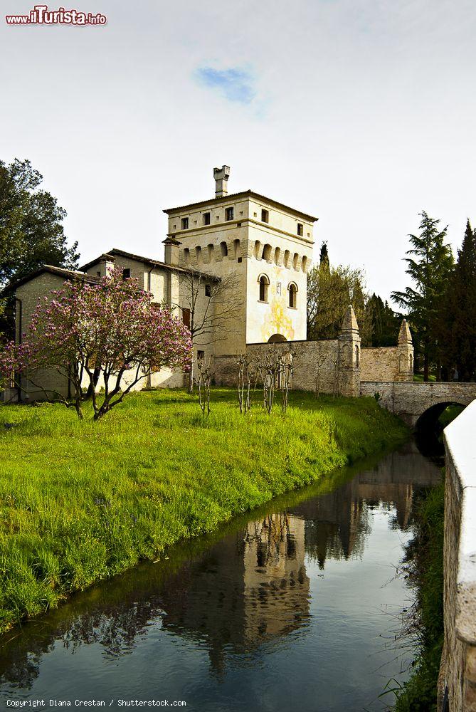 Immagine Sesto al Reghena, provincia di Pordenone: il torrione d'ingresso all'Abbazia con il canale d'acqua e il ponte - © Diana Crestan / Shutterstock.com