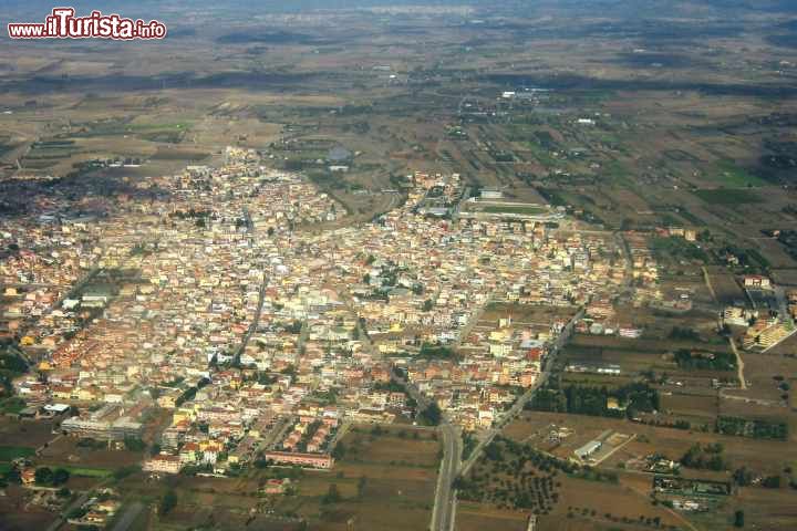 Immagine Campidano (Cagliari): il comune di Sestu fotografato dall'aereo - © cristianocani - CC BY 2.0 tramite Wikimedia Commons.