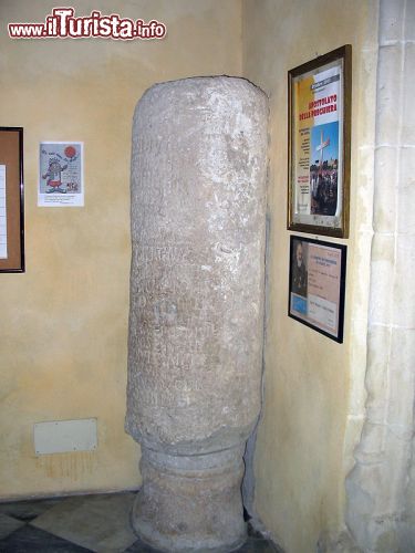 Immagine La pietra miliare di Sestu: è da questo reperto archeologico che deriva il nome del villaggio, posto al sesto miglio romano, sul percorso che univa Cagliari a Porto Torres nel nord della Sardegna - © Wikipedia.