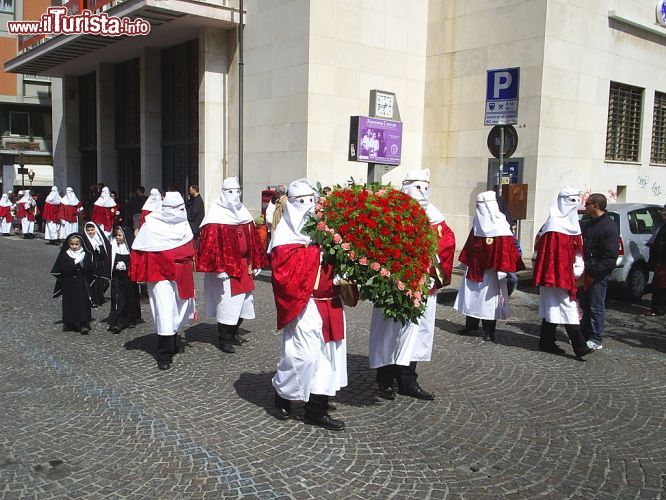 Immagine La processione degli incappucciati nelle celebrazioni per il venerdì santo a Enna, Sicilia - le celebrazioni pasquali a Enna, sono famose per la loro varietà e complessità. L'apice dei festeggiamenti è però raggiunto il venerdì santo, giornata in cui le varie Confraternite della città si recano al Duomo di Enna e da lì si incamminano nella famosa e solenne processione degli incappucciati. I confrati percorrono dunque le vie del paese, in rigoroso silenzio, e si recano all'ex Convento dei Cappuccini, dove viene data la benedizione ai fedeli.  - © Max Ponzi - CC BY-SA 3.0 - Wikipedia