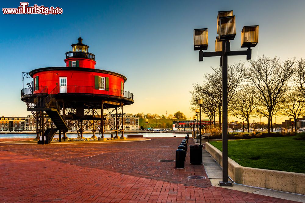 Immagine Seven Foot Knoll Lighthouse al tramonto all'Inner Harbor di Baltimora, Maryland. Costruito nel 1855, rappresenta il più antico faro a vite del Maryland. In origine si trovava in cima al Seven Foot Knoll, nella baia di Chesapeake, fino a quando venne trasferito al porto interno di Baltimora come esposizione museale.