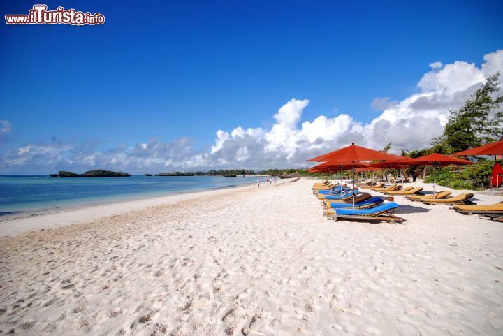 Immagine Seven Islands Resort, la spiaggia: sabbia bianca, mare cristallino e sette isolotti che proteggono la baia di Watamu sono gli ingredienti essenziali di una vacanza nello splendido mare del Kenya.