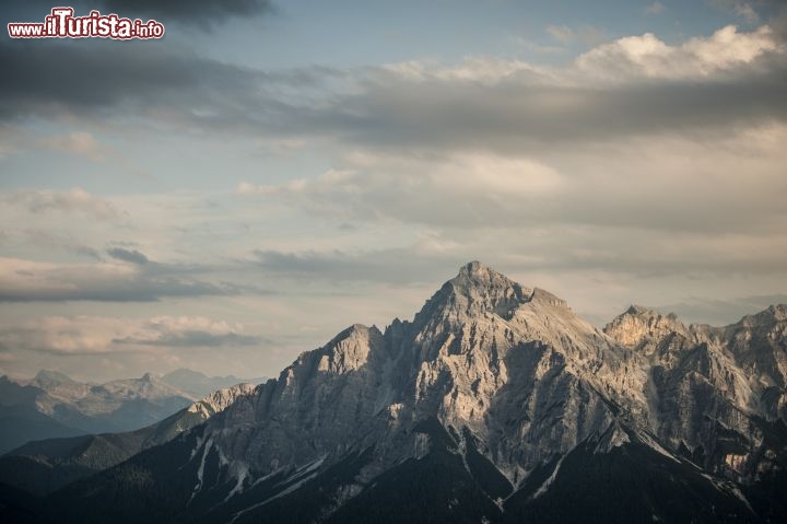 Immagine Monte Serles, Seven Summits: è una montagna "mitica" per gli abitanti della Valle dello Stubai, oggetto di leggende e credenze. Su un suo pendio sorge anche il convento Maria Waldrast, al cui fianco si trova una sorgente d'acqua ritenuta miracolosa - Foto TVB Stubai Tirol, Andres Schoenher.