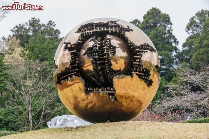 Immagine Opere all'Hakone Open Air Museum, Giappone - Fra le creazioni artistiche ospitate al museo open air di Hakone spicca questa grande sfera in bronzo che ne racchiude al suo interno un'altra di dimensioni inferiori. A realizzare l'opera è stato Arnaldo Pomodoro, fratello del più famoso Giò © Tooykrub / Shutterstock.com