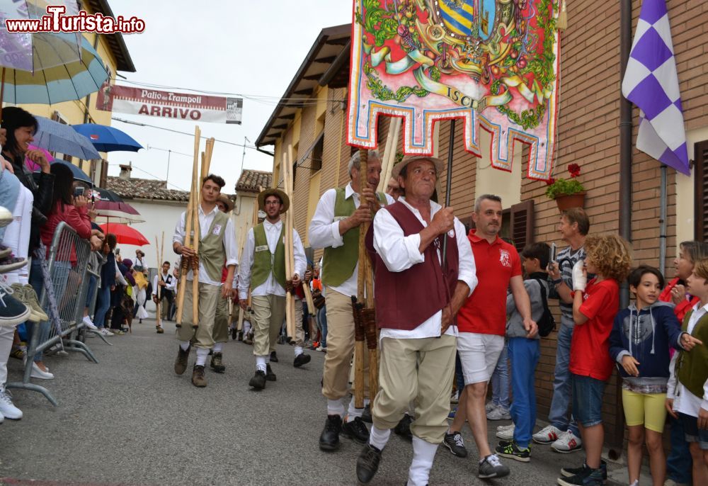 Immagine Sfilata storica al Palio dei Trampoli delle Marche a Schieti - © www.paliodeitrampoli.it
