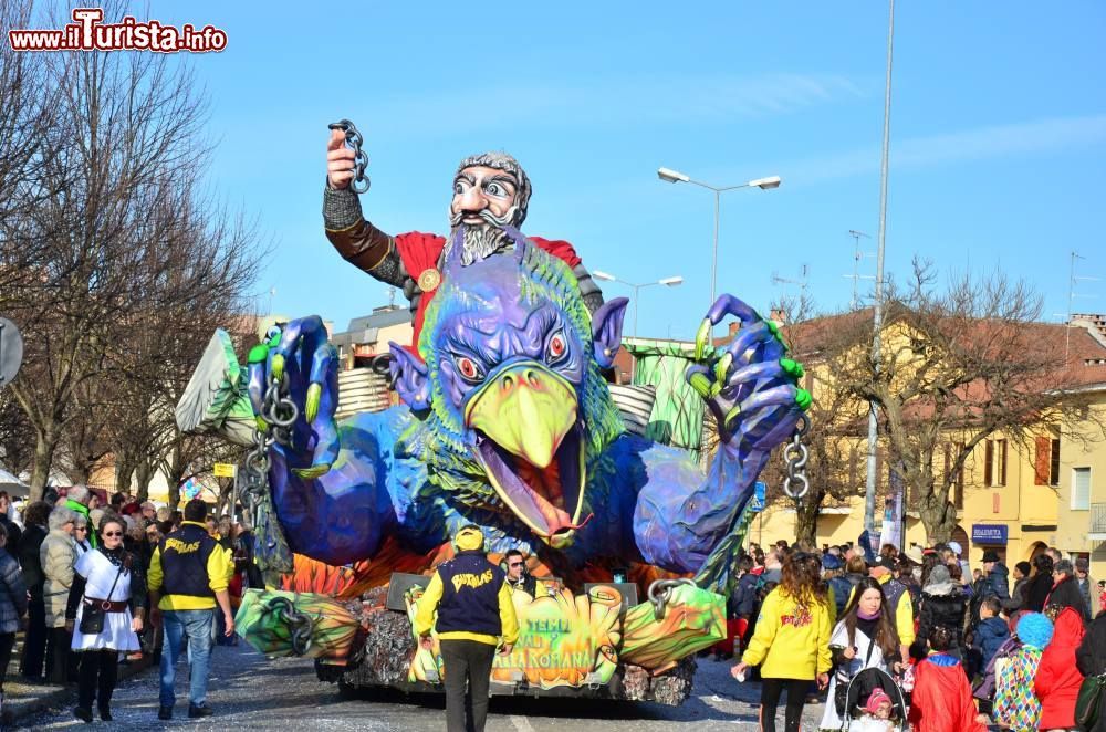 Immagine La sfilata dei carri allegorici del Carnevale di Santhià in Piemonte  - ©  www.carnevaledisanthia.it