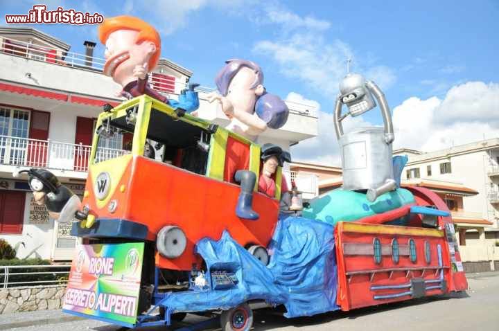 Immagine La sfilata dei carri allegorici al Carnevale di Saviano in Campania