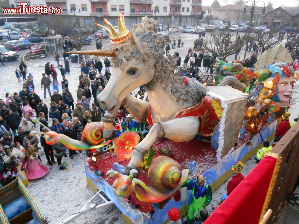 Immagine Sfilata di carri al Carnevale di Crescentino in Piemonte - © www.carnevaledicrescentino.it