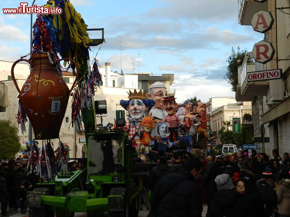 Immagine Sfilata nel centro di Casamassima dei carri di carnevale