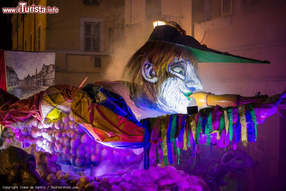 Immagine Sfilata notturna di un carro allegorico al Carnevale di Civita Castellana - © Ivano de Santis / Shutterstock.com