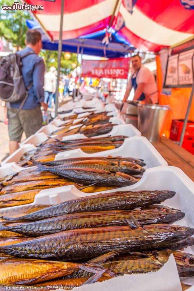 Immagine Sgombro affumicato in vendita al mercato del pesce di Den Haag, Olanda - © Andrew Balcombe / Shutterstock.com