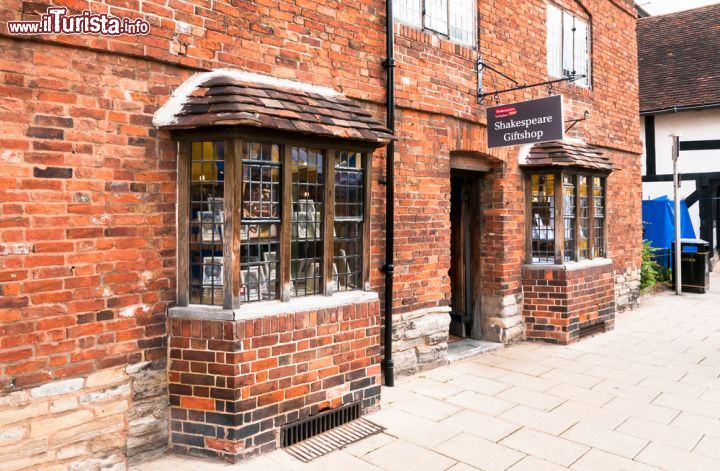 Immagine Shakespeare Giftshop a Stratford-upon-Avon, Inghilterra - Vetrine e ingresso di uno dei negozi della città dove si possono acquistare souvenir interamente dedicati al poeta che ha reso celebre questa località situata nel cuore delle Midlands Occidentali inglesi © 207877792 / Shutterstock.com