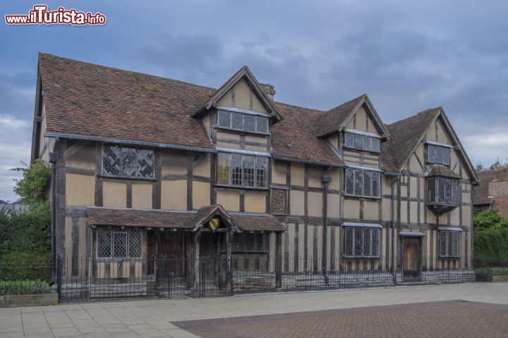 Immagine Shakespeare House a Stratford-upon-Avon, Inghilterra - L'edificio in legno, in stile Tudor, presenta la caratteristica decorazione a graticcio. Al suo interno sono esposti gli oggetti di lavoro utilizzati dal padre del poeta che di mestiere faceva il guantaio e commerciava in lana. Fra le opere di grande valore qui conservate vi è anche una copia del primo manoscritto di Shakespeare  © af8images / Shutterstock.com