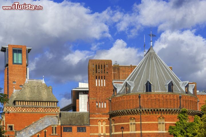 Immagine Particolare dello Shakespeare Memorial Theatre di Stratford-upon-Avon, Inghilterra - Progettato dall'architetto Elisabeth Scott, questo teatro venne inaugurato nell'aprile del 1932 ed ebbe come padrino il principe di Galles © David Hughes  / Shutterstock.com