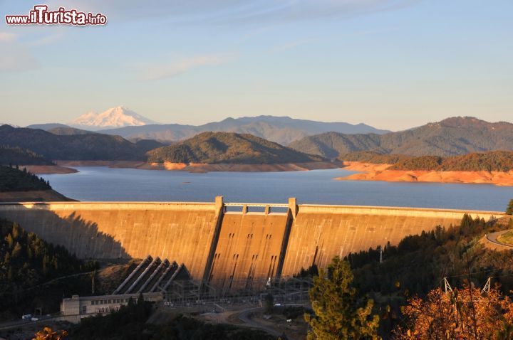 Immagine Shasta Dam, la diga sul fiume Sacramento, nord California - Costruita nel 1938 lungo il Sacramento river, questa diga ad arco a gravità funge da bacino idrico: il lago che la forma deve il suo nome dallo Shasta Lake. Con un'altezza di circa 184 metri, è una delle dighe più alte degli Stati Uniti d'America © Gary Whitton / Shutterstock.com