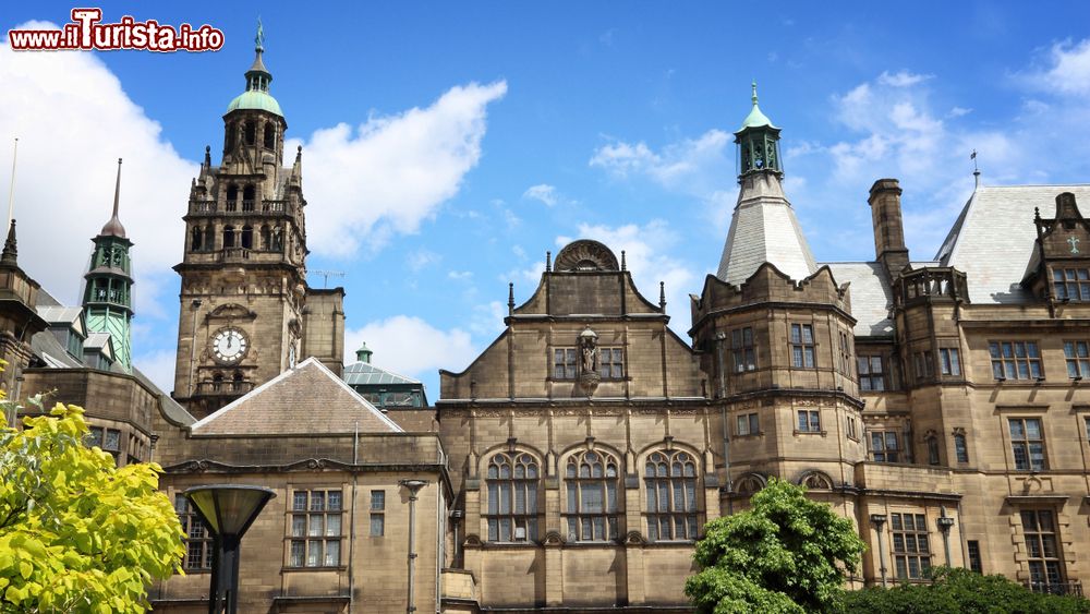 Immagine Sheffield, Yorkshire, UK: particolare del Municipio cittadino in una giornata di sole con il cielo azzurro.