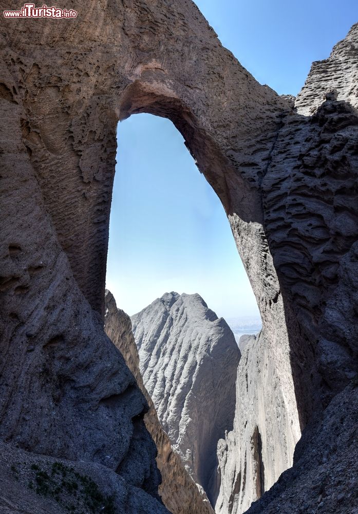 Immagine Shipton's Arch è un arco di roccia a 2973 m di altitudine ad ovest-nord-ovest di Kashgar in Cina. E' l'arco più alto del mondo