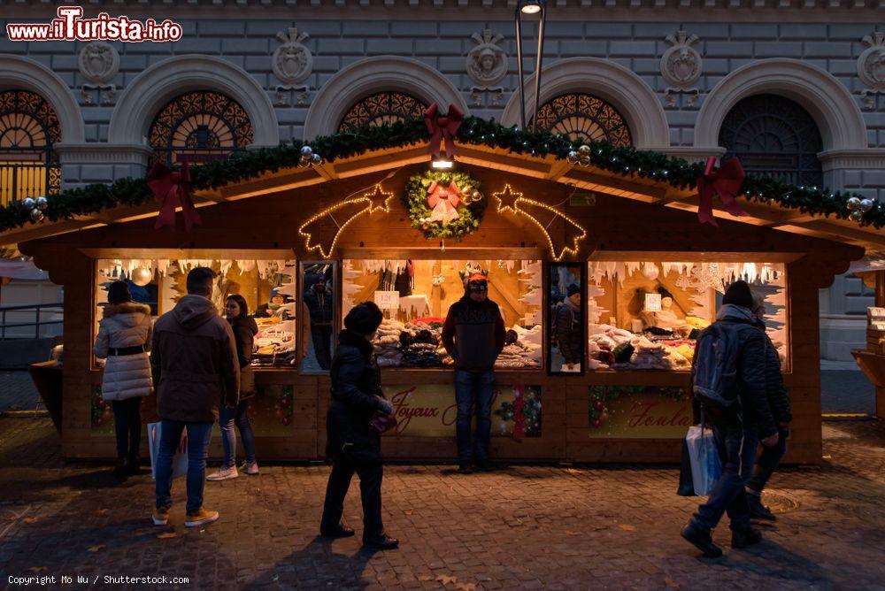 Immagine Shopping al mercatino di Natale di Bologna, Emilia-Romagna, by night. Sotto i portici e nelle piazze della città si ripropongono ormai da anni i tradizionali mercatini natalizi con bancarelle e iniziative - © Mo Wu / Shutterstock.com