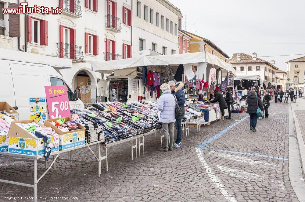 Immagine Shopping al mercato di Codroipo in Friuli Venezia Giulia. - © Climber 1959 / Shutterstock.com