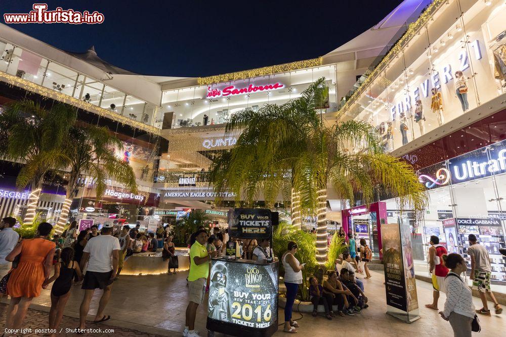 Immagine Shopping Center by night sulla 5th Avenue a Playa del Carmen, Messico. E' la principale strada della città nonché una delle pù frequentate dai turisti - © posztos / Shutterstock.com