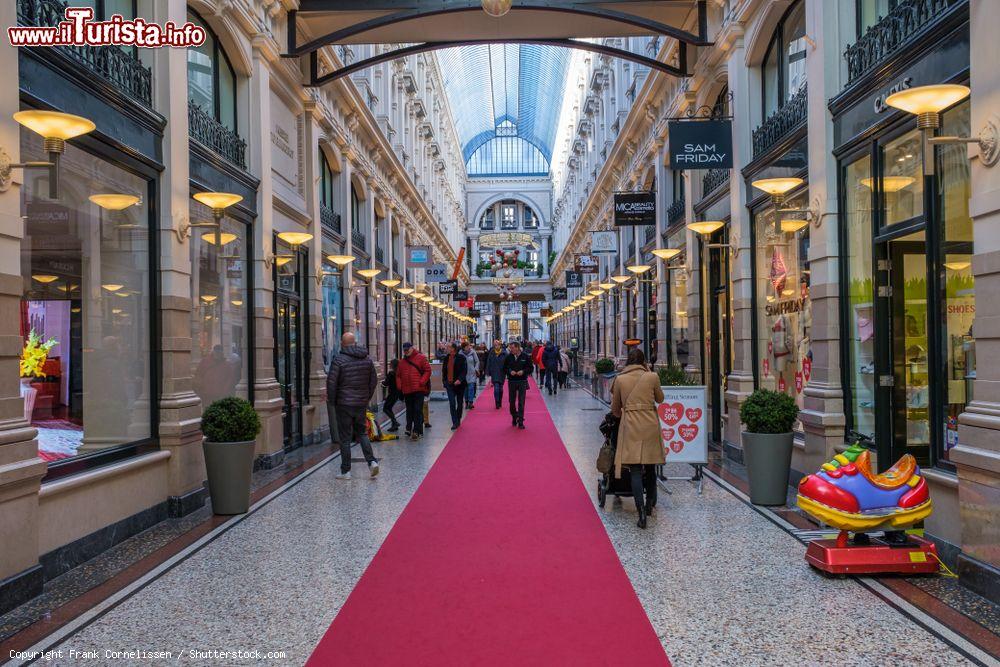 Immagine Shopping natalizio lungo il Passage, galleria coperta di Den Haag (Olanda) - © Frank Cornelissen / Shutterstock.com