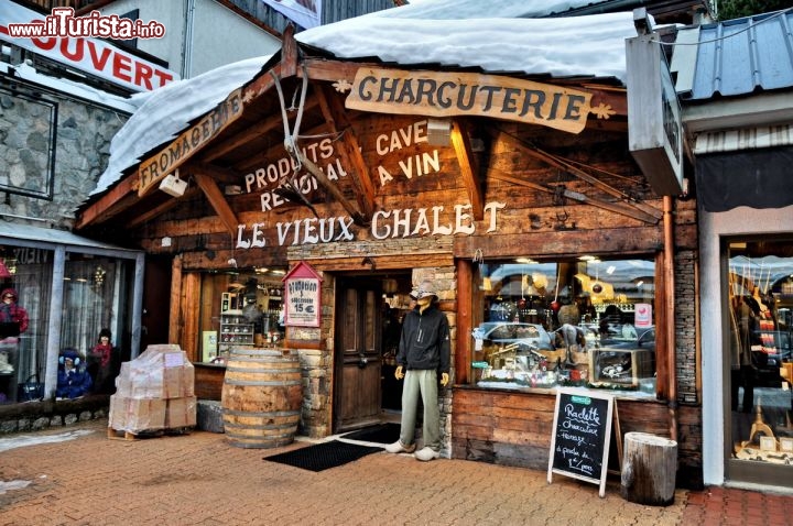 Immagine Shopping di prodotti tipici alle Deux Alpes in Francia. Una delle caretteristiche della località sciistica sono i suoi numerosi negozi, che rendono piacevole il soggiorno anche a chi non è interessato solamente allo sci