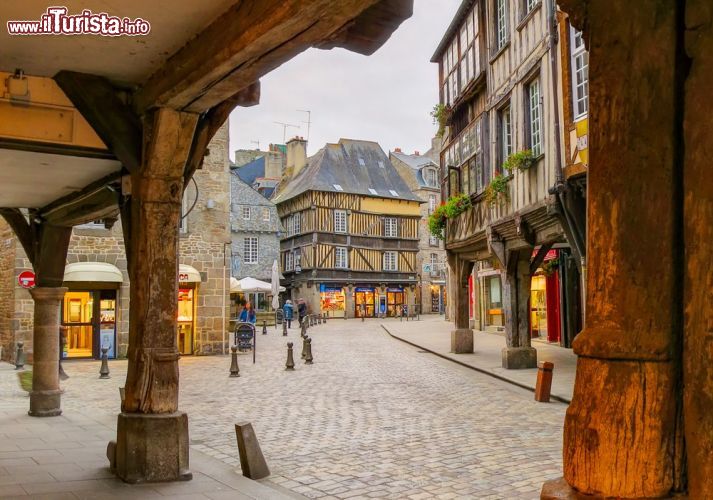 Immagine Shopping tra i portici del centro storico di Dinan, borgo medievale francese costruito lungo il corso del fiume Rance, in Bretagna - foto © Sasha Samardzij / Shutterstock.com