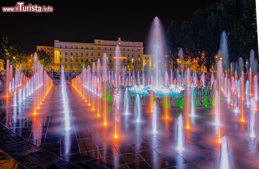 Immagine Show notturno di fontane colorate in un parco di Lublino, Polonia orientale.
