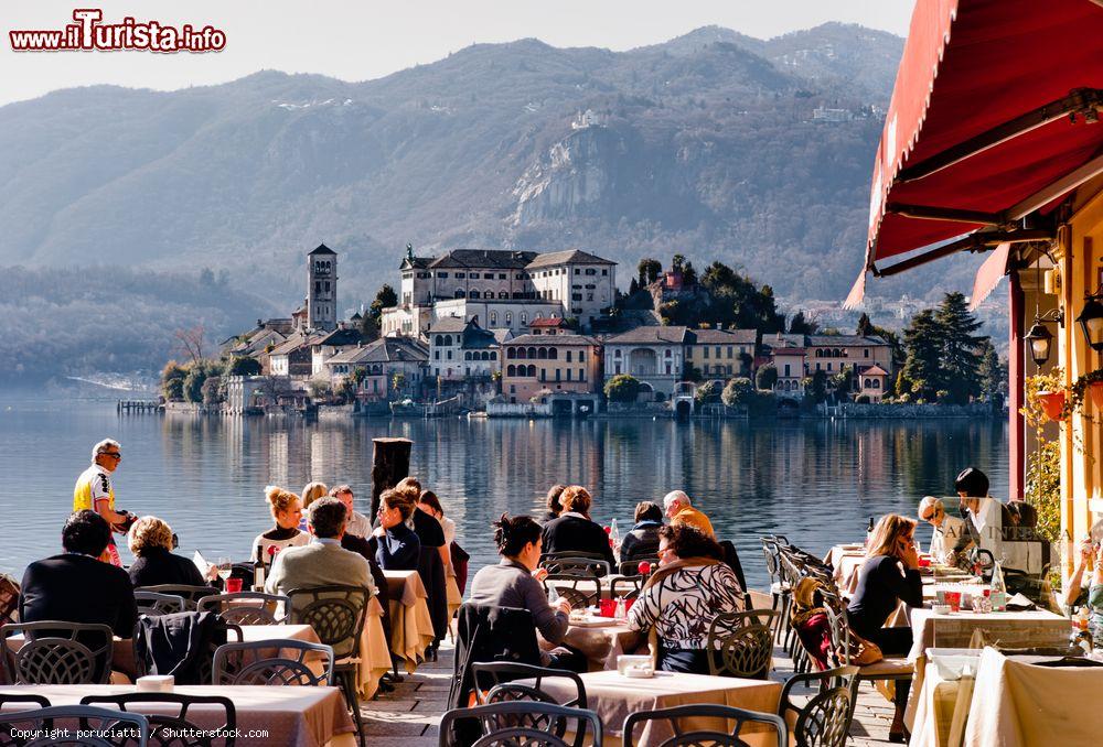 Immagine Gente al ristorante a Orta San Giulio, Piemonte, Italia. Con il vicino sito Unesco di Sacro Monte e l'isola di San Giulio, Orta è una popolare meta turistica - © pcruciatti / Shutterstock.com