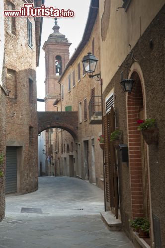 Immagine Via del centro di Torrita di Siena Toscana - © Claudio Giovanni Colombo / Shutterstock.com