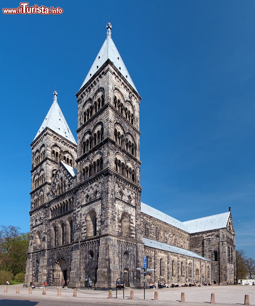 Immagine La grande Cattedrale di Lund fotografata in primavera in Svezia. Oltre che per la bella architettura romanica è famosa per l'orologio astronomico del 1400 che suona ogni giorno alle 12 e alle 15 con un cantico medievale.